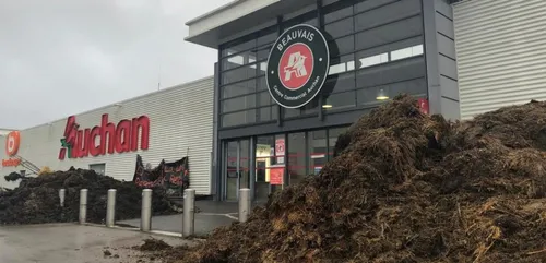 Du fumier déversé devant Auchan Beauvais