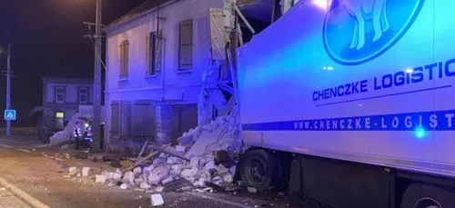 Un poids-lourd termine sa route dans la façade d'une maison à...