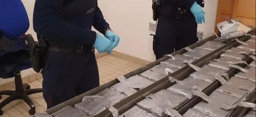 90 kilos de cocaïne saisis à Coquelles grâce à une plateforme de...