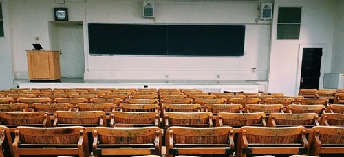 Université : Frédérique Vidal annonce le gel des droits...