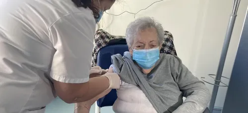 Covid-19 : Simonne 106 ans, doyenne de la ville de Beauvais est...