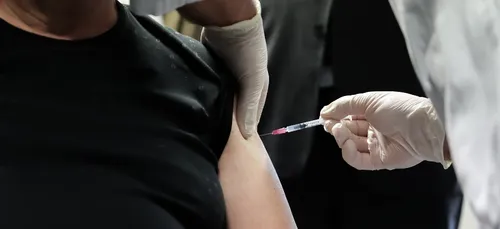 Covid-19 : un centre de vaccination ouvre ce jeudi à...