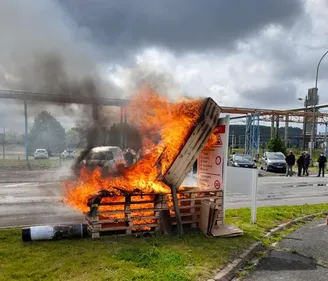 Les salariés de Maxam Mazingarbe brûlent un cercueil devant le site...