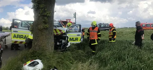 Un véhicule du SAMU victime d'un grave accident dans l'Arrageois :...
