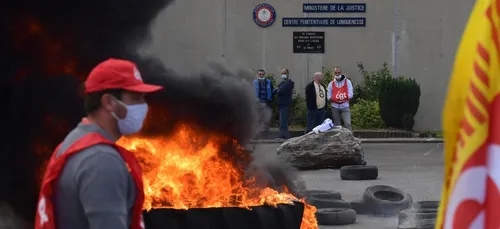 Pompiers et policiers en intervention devant la prison de...