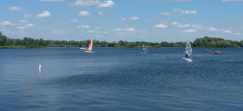 Deux grosses piscines sont en train d’être installées aux Prés du...