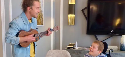 Coup de Coeur: Julien Doré a chanté pour un enfant polyhandicapé de...