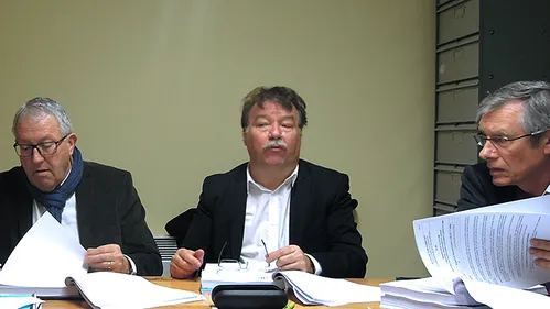 Le maire fait-il payer ses repas au restaurant et ses cravates par...