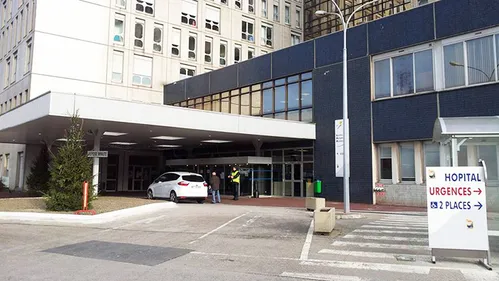 Un octogénaire entre la vie et la mort après avoir avalé son dentier