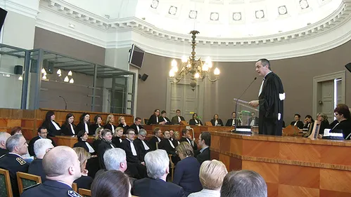 Le tribunal est-il un orchestre de chambre auquel on demande...
