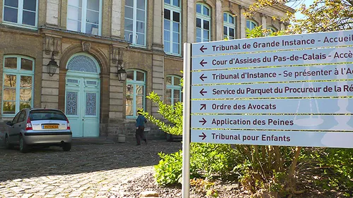 Un homme jugé pour harcèlement sur sa compagne : elle vivait sous...