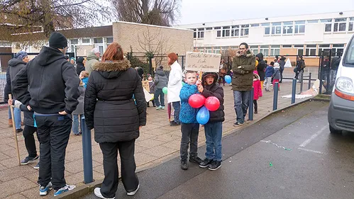 Les parents d’élèves bloquent une école pour sauver une classe