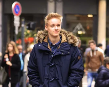 Après les cours, un jeune humoriste va faire rire toute une salle