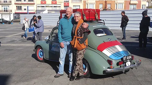 Un couple de 70 ans fait le tour de France en 4 chevaux… et...