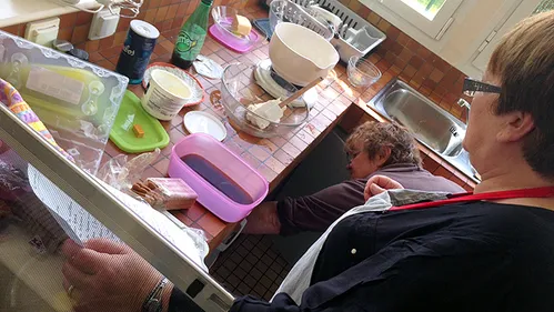 Apprendre à cuisiner pas cher, et dans la bonne humeur, c’est...