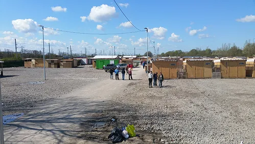 Les passeurs font moins la loi au camp de la Linière