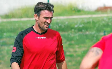 Grégory Thil tape du poing sur la pelouse de plus en plus noire de...