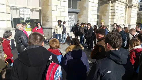 La 1ère "nuit debout" a rassemblé hier soir une soixantaine de...