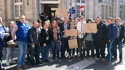 Une soixantaine de lycéens réunie hier après-midi devant le lycée...