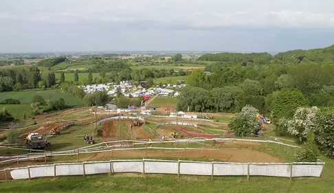 Le motocross en talon aiguille, c’est à Cassel ce lundi !