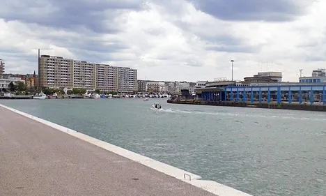 Des plongeurs dans le bassin Frédéric Sauvage à Boulogne
