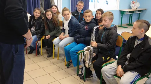 Un accordéoniste à la porte de l’école !