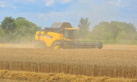 Un engin agricole s'enflamme dans un champ