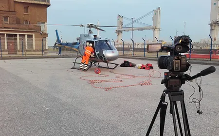 Un éclairage tout neuf sur la jetée grâce… à un hélicoptère