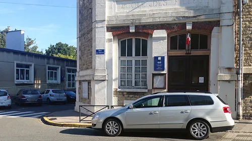 Faut-il vraiment empêcher les voitures de se garer devant les écoles ?