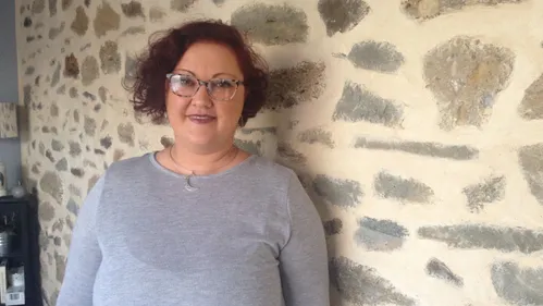 Mélanie, médium, communique avec les morts !