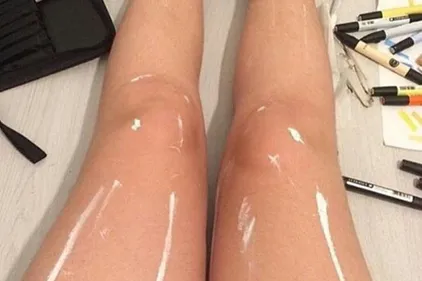 Ces jambes luisantes... ne le sont pas et font le buzz !