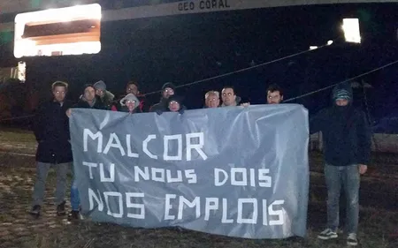 Un navire de la CGG quitte le port sous les yeux ébahis des marins...
