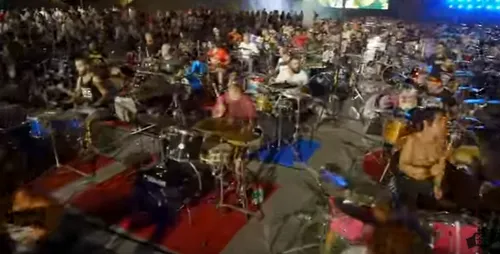 1000 musiciens jouent du Nirvana dans un stade en Italie