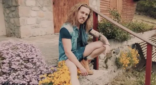 Julien Doré joue le Père Noël pour l’une de ses fans