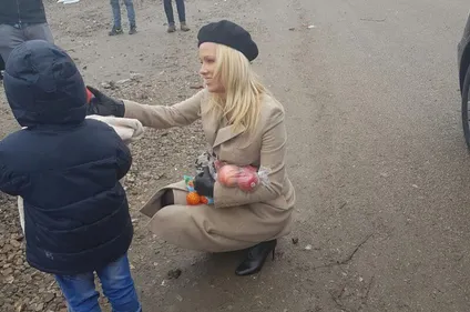 Visite surprise de Pamela Anderson ce matin au camp de la Linière