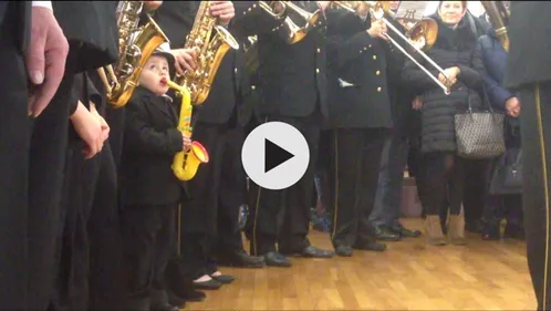 La vidéo de ce petit garçon avec son saxophone va vous faire craquer !