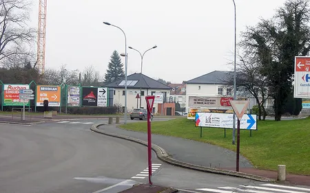 Faut-il limiter les panneaux publicitaires ou la taille des...