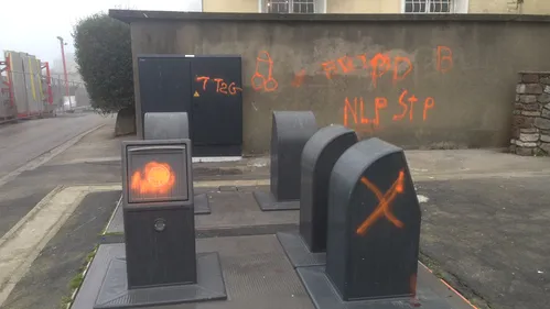 Plusieurs façades et voitures dégradées dans le quartier...