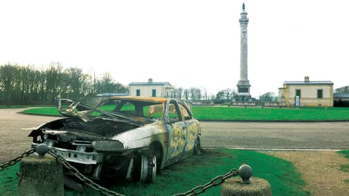 La colonne Napoléon polluée par une carcasse de voiture depuis 3...