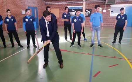 Le ministre des sports à fond derrière l’équipe de cricket de...