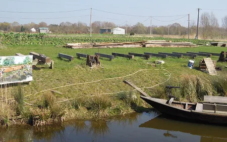 La construction du bateau du Moyen Age a débuté dans le marais...