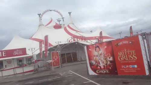 Entre rires et frissons, poésie et haute voltige, le cirque Arlette...