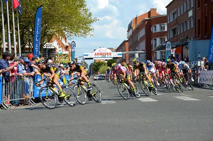 Une voiture à contre-sens en pleine course sur le parcours des 4...