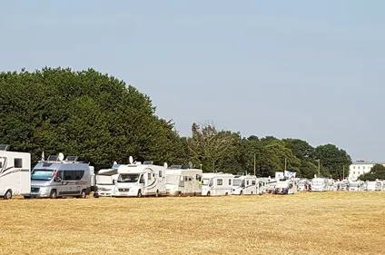 Des centaines de camping-cars ont envahi l'aérodrome de Saint-Omer !