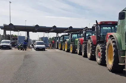 Les agriculteurs protestent contre le projet de liaison entre la...