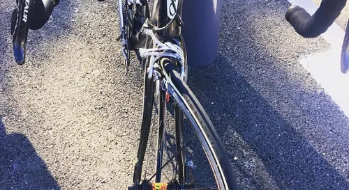 Rapports toujours tendus entre vélo et voiture, mais des solutions...