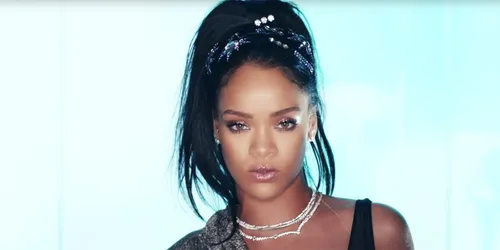 Rihanna vend des chaussettes à son éfigie