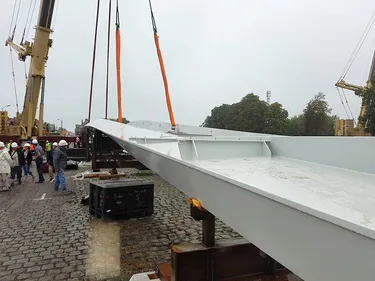 Pose minutieuse et impressionnante de la passerelle ce matin à...