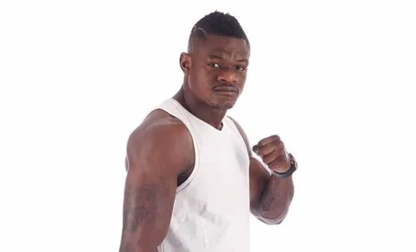 Youri Kalenga loupe le coche...