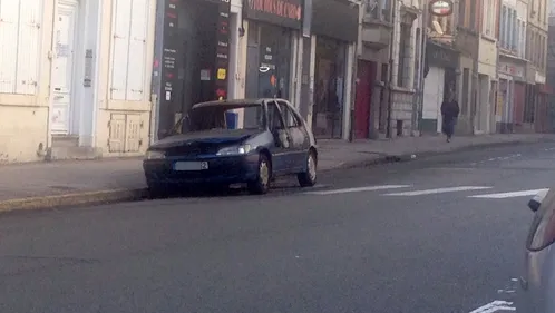 Encore une voiture brûlée quartier Clocheville, le propriétaire...
